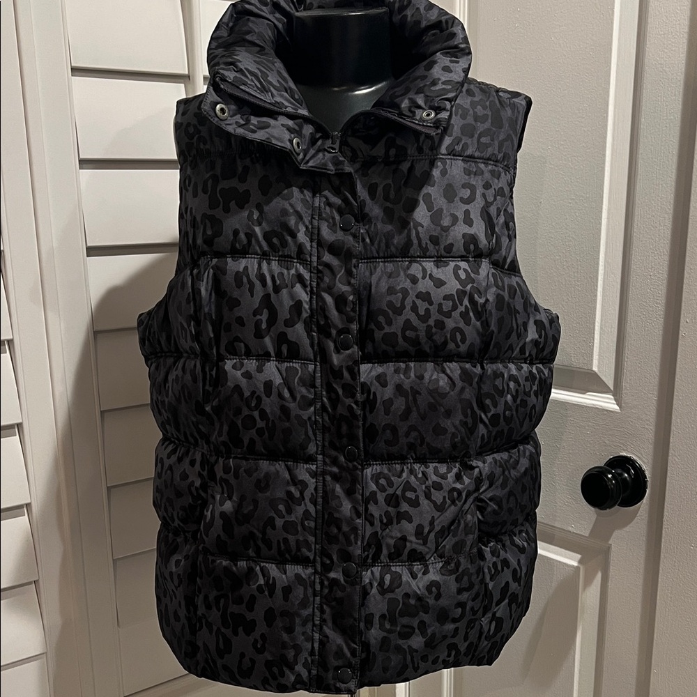 Sleeveless Puffer Vest in Dark Gray/Black Leopard Print